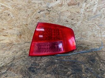 PRAVÉ ZADNÍ SVĚTLO AUDI A8 D3