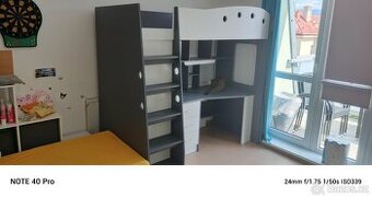 Dětská postel se skříň a psacím stolem