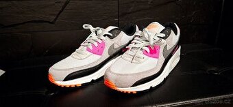 Ruzne druhy bot,tenisek Nike,Blauer,Reebok atd.