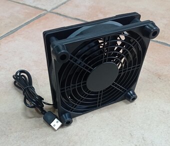 Tichý chladicí ventilátor pro malá zařízení 12x12 cm