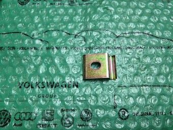 přídržná spona dorazu přední kapoty Škoda Felicia 6U0801375 - 1