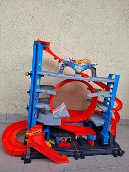 Prodám autodráhu Hot Wheels city garáž se smyčkou