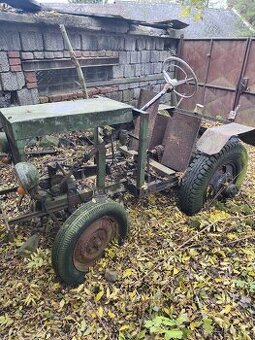 Domácí malotraktor a vlečka