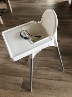 Dětská jídelní židlička s pásem na připnutí skládací nožičky