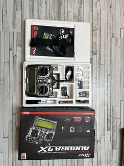 Hitec AURORA 9X 9-kanálová 2.4GHz vysílačka