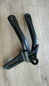 Yamaha MT03 - držák stupačky spolujezdce