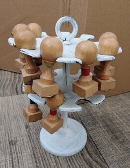 STAROŽITNÝ KOVOVÝ STOJÁNEK NA RAZÍTKA + 9 ks razítek