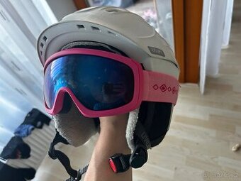 Divci lyzarska helma Uvex + bryle