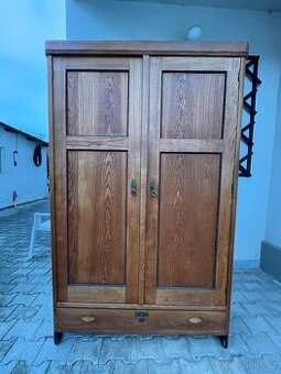 Starožitná šatní skříň