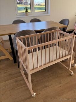 Postýlka na kolečkách