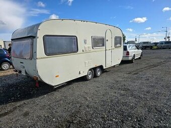 DVOUOSÝ OBYTNÝ KARAVAN NA STÁNÍ