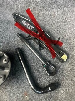 Na vozy Mercedes Hever, tažné oko, klíč na kola, klín