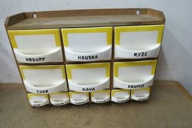 Kořenky na zeď v dřevěné poličce