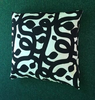 polštář černobílý 65 x 65 cm