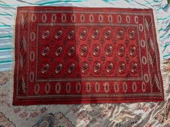 Krásný starý ručně tkaný zachovalý koberec