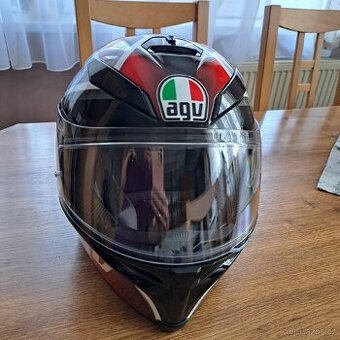 Helma na motorku AGV