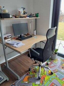 Psací stůl s policí