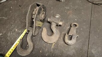 Kladka a masivní háky (na naviják, do dílny)