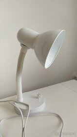 Bílá stolní lampa