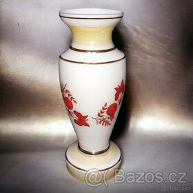 Skleněná váza s opálovým sklem