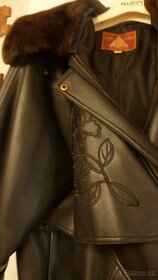 Pěkná koženková černá dámská bunda XL