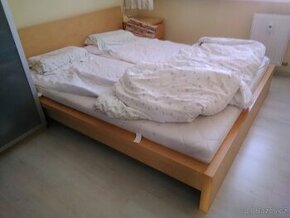 Prodám manželskou postel 200x160cm z Ikei
