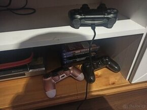 PS 4 + 3 hry a 3 ovladače