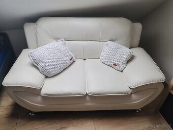 2místná pohovka z Eco kůže bílé barvy