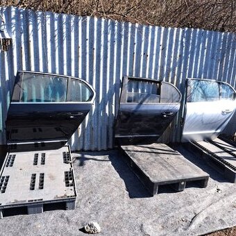 Zadní levé dveře skoda superb 2 liftback 1. Černé top stav