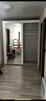 Prodám šatní skříň posuvné dveře se zrcadlem