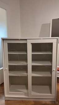 Bílá vitrína / komoda SYVDE s prosklenými dveřmi IKEA