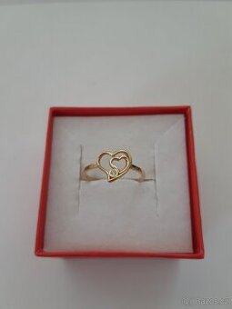 Zlatý prsten ve tvaru srdce s kamínkem
