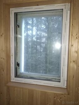 Okno novější asi dřevěné bílé 920x1300 mm