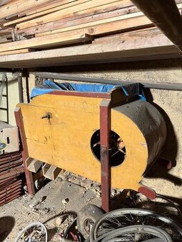 Starý šrotovník / mlýnek na obilí (dřevěný)