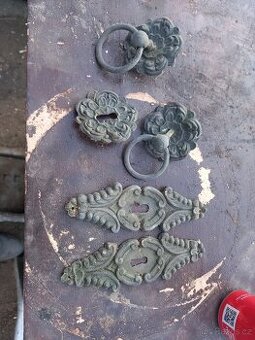 Ozdobne kovani ze stare drevene skrine se suplikem