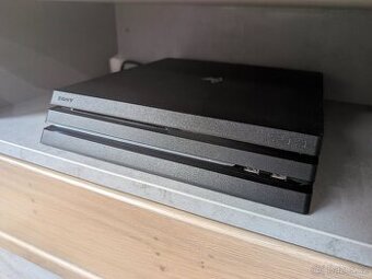 PlayStation 4 Pro (PS4 Pro) 1TB + 2 ovladače + dokovací stan