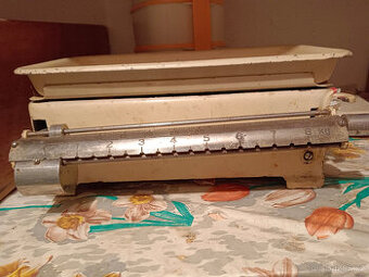 stará funkční stolní váha