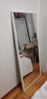 Velké moderní zrcadlo v bílém rámu – jako nové