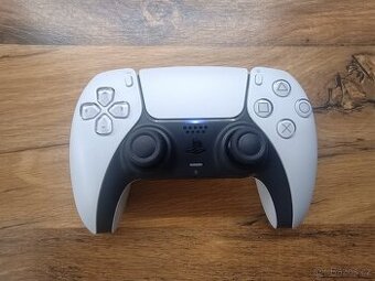 ovladač dualsense na PlayStation 5 - 1