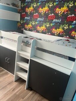 Patrová postel se skříni a psacím stolem zabudovaným