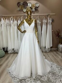 Svatební šaty s bohatě zdobeným živůtkem