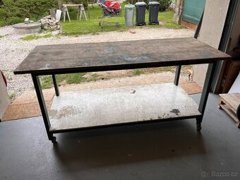 Dílenský pracovní stůl na kolečkách