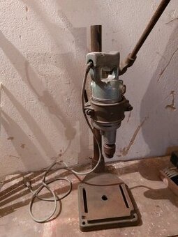 Stará kovová vrtačka na stojanu