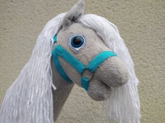 Hobby horse s modrýma očima