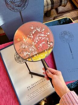 Originální ručně malovaný čínský hedvábný vějíř