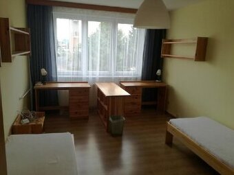 LEVNĚ 3x postel 200x90 + 3x psací stůl  studentský byt