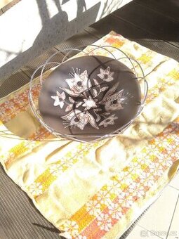 Keramická miska s kovovým podstavcem