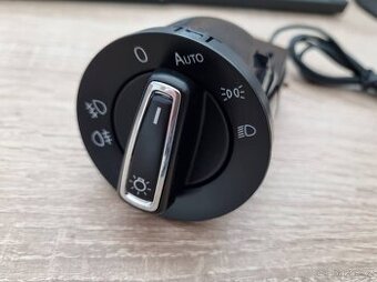 Vypinac svetiel s funkci AUTOMATICKEHO zapnuti