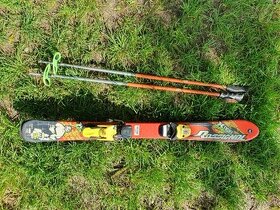 Sjezdové lyže, vázání a hůlky