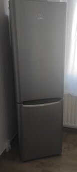 Prodám lednici Indesit